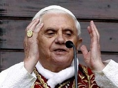 Кардиналы защитили папу Римского от "недостойных нападок" журналистов