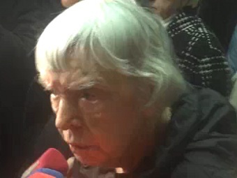 Людмила Алексеева за несколько секунд до нападения. Скриншот с видеоролика Snob.ru