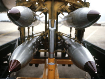 Бомбы B61 в подвесном контейнере. Фото с сайта defenselink.mil