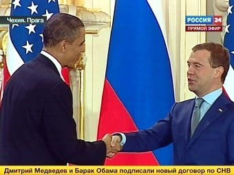 Барак Обама и Дмитрий Медведев. Кадр телеканала "Россия 24"