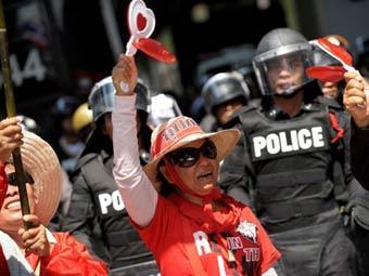 Таиландские оппозиционеры попытались восстановить вещание своего телеканала