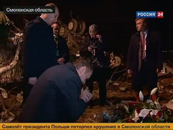 Дональд Туск (в центре) и Владимир Путин. Кадр телеканала Россия 24