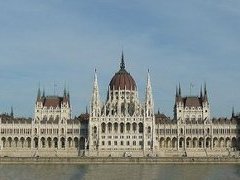 Больше половины мест в парламенте Венгрии получила правая оппозиция