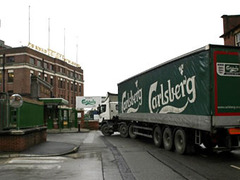 Лишившиеся пивного пайка рабочие завода Carlsberg прекратили забастовку