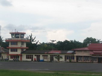 Аэропорт 'Рендани'. Фото пользователя bocah.info с сайта Panoramio Аэропорт 'Рендани'. Фото пользователя bocah.info с сайта Panoramio