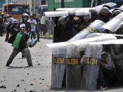 При столкновениях в Джакарте пострадали 54 человека