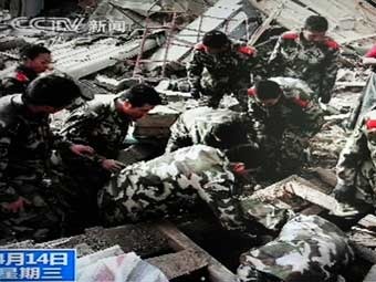 Спасатели на руинах дома в Китае. Кадр местного телевидения, переданный ©AFP