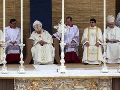 Папа Римский заснул во время мессы
