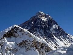 Шерпы очистят Эверест от тел погибших альпинистов