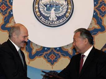 Александр Лукашенко и Курманбек Бакиев. Архивное фото ©AFP 
