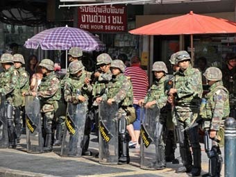 Военные отпугнули "красных рубашек" от делового района Бангкока