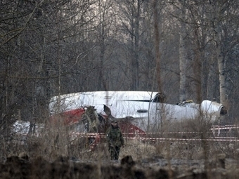 На месте крушения Ту-154 под Смоленском. Фото (c)AFP На месте крушения Ту-154 под Смоленском. Фото (c)AFP