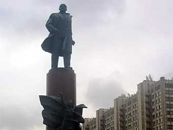 Памятник Ленину на Калужской площади в Москве. Кадр программы "Вести"