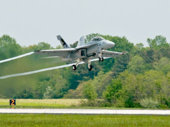 F/A-18 Super Hornet совершает полет на биотопливе. Фото пресс-службы ВМС США