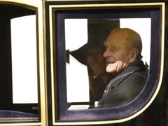 Супруг королевы Великобритании получил травму во время прогулки в коляске