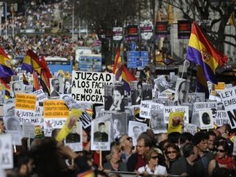 Тысячи испанцев вышли на митинги в поддержку судьи Гарсона