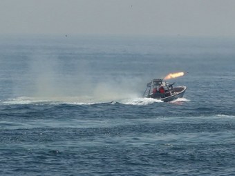 Скоростной катер иранских ВМС на учениях в Ормузском заливе. Фото (c)AFP Скоростной катер иранских ВМС на учениях в Ормузском заливе. Фото (c)AFP