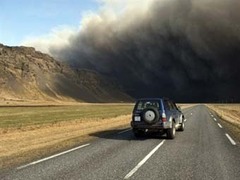 Облако пепла от вулкана Эйяфьятлайокудль. Фото (c)AFP