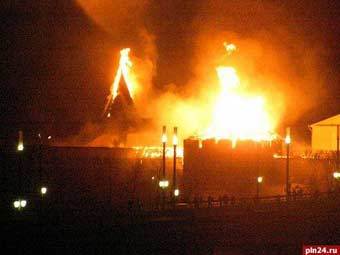 Пожар уничтожил шатры башен Псковского кремля