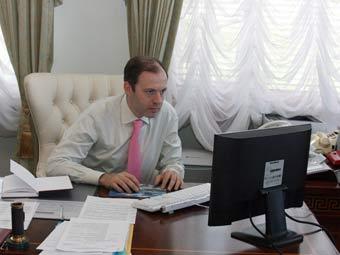Олег Митволь в рабочем кабинете. Фото пресс-службы префектуры 
САО