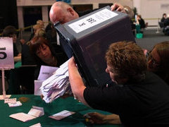 Сотни пришедших на участки британцев не успели проголосовать