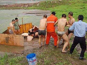 Спасение мужчины из вод Янцзы. Фото с сайта web.orange.co.uk