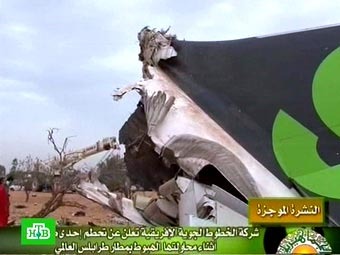 Обломки самолета на месте катастрофы в Триполи. Кадр ливийского телевидения, переданный в эфире НТВ Обломки самолета на месте катастрофы в Триполи. Кадр ливийского телевидения, переданный в эфире НТВ