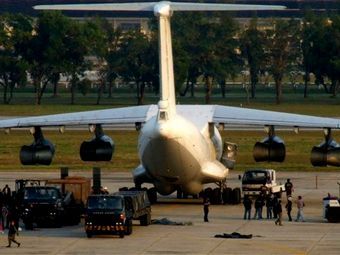 Ил-76 с оружием. Архивное фото (c)AP Ил-76 с оружием. Архивное фото (c)AP