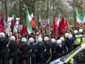 Перед посольством Ирана в Стокгольме. Фото (c)AFP Перед посольством Ирана в Стокгольме. Фото (c)AFP