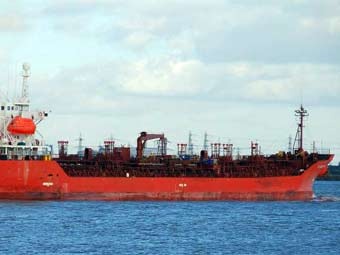 Сомалийские пираты освободили танкер с россиянами