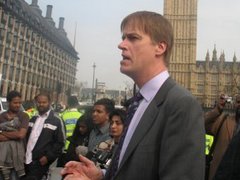 На депутата британского парламента напала женщина с ножом