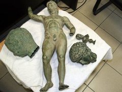 У греческих фермеров изъяли античные статуи
