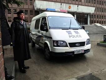 Автомобиль с задержанными взяточниками перед зданием суда в Пекине. Фото ©AFP