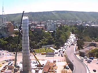 Монтаж памятника на площади Героев в Тбилиси. Изображение с  веб-камеры с сайта livegeorgia.ge