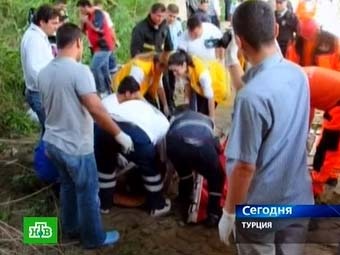 Спасатели и медики на месте аварии в Турции. Кадр телеканала НТВ Спасатели и медики на месте аварии в Турции. Кадр телеканала НТВ