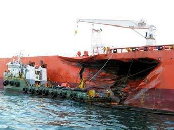 Нефть из поврежденного танкера залила сингапурские пляжи