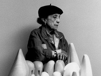 На 99-м году жизни скончалась скульптор Луиза Буржуа
