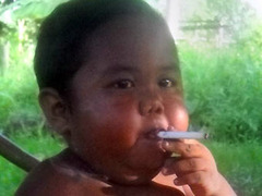 Двухлетний индонезиец стал меньше курить