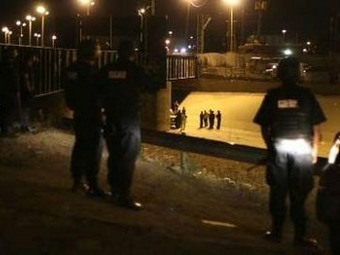 Мексиканские полицейские на месте убийства подростка. Фото (c)AFP Мексиканские полицейские на месте убийства подростка. Фото (c)AFP