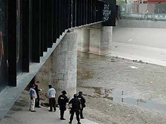 Криминалисты у тела убитого подростка. Фото (c)AP Криминалисты у тела убитого подростка. Фото (c)AP