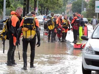Спасатели в районе наводнения во Франции. Фото (c)AFP Спасатели в районе наводнения во Франции. Фото (c)AFP