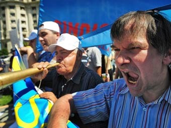 Акция протеста против экономической политики властей Румынии. Фото (c)AFP Акция протеста против экономической политики властей Румынии. Фото (c)AFP