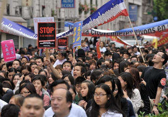 В Париже разогнали демонстрацию китайцев
