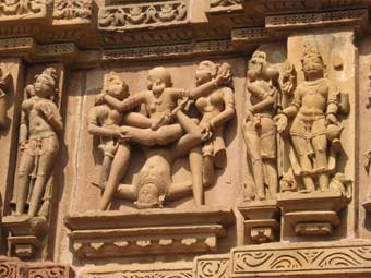 Сцена из "Камасутры" на стене храма в Раджастане, Индия. Фото Claudio e с сайта travelblog.org