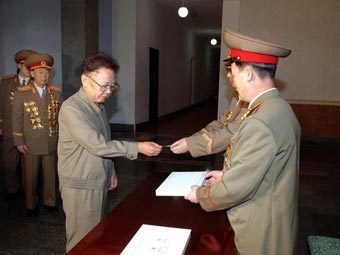 Ким Чен Ир в окружении военных. Фото из архива ©AFP