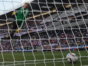 Мяч в воротах Мануэля Нойера после удара Фрэнка Лэмпарда. Фото (c)AFP