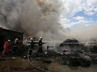 На окраине Пекина загорелся химический завод