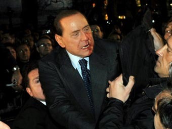 Напавшего на Берлускони миланца отправили в психбольницу