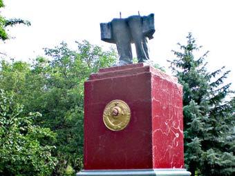 Поврежденный памятник Ленину в Рени. Фото "Сегодня"