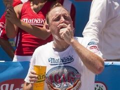 Американец в четвертый раз подряд стал чемпионом по поеданию хот-догов